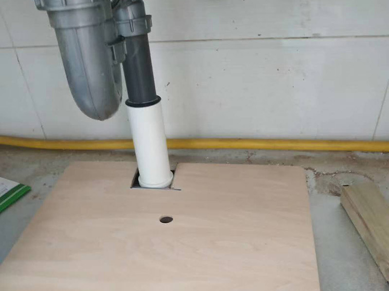 下水管漏水維修：發(fā)現(xiàn)衛(wèi)生間漏水后，馬上禁用衛(wèi)生間所有水龍頭，設(shè)置單獨(dú)水閥的，把它關(guān)掉最好。在維修好之前，不要再增加新的漏水。如果有明顯的縫隙，從縫隙中漏水?？梢再I填縫膏，將縫隙補(bǔ)上。補(bǔ)縫后，最好再噴一些防水劑在漏水區(qū)域。等膏體干透后，放水檢驗(yàn)效果。如果衛(wèi)生間出現(xiàn)大面積的漏水積水，說明情況比較嚴(yán)重，自己無法處理的。最好找專業(yè)的師父來，將地板撬開，重新做整個洗手間的防水層了。