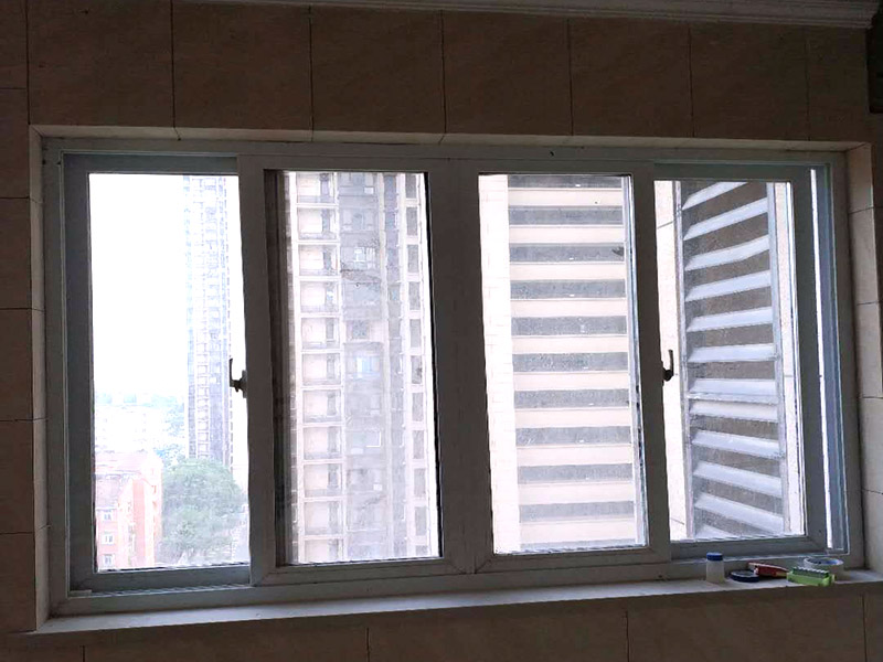 陽(yáng)臺(tái)改造裝修：首先在裝修的時(shí)候，自己所需要知道的技巧，要保護(hù)好整體的結(jié)構(gòu)化。所以在房子的梁柱結(jié)構(gòu)是不能去進(jìn)行改造的。第一種的技巧就是去將陽(yáng)臺(tái)直接的重新的粉刷，那么就是使得這樣的老舊的痕跡消除，或者是直接的拆掉，重新安裝別的。裝修陽(yáng)臺(tái)還可以將地面的瓷磚或者地板重新的拆開(kāi)再去安裝，這樣的做法是能起到一個(gè)很好的效果的。