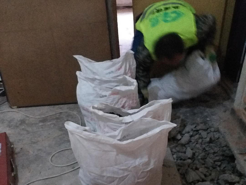 地面開槽建渣處理:1、開槽過程中，不允許出現(xiàn)在承重墻面橫向開槽大于100cm的現(xiàn)象，因為橫向開槽將破壞整樓的承重，使得抗震能力降低而且墻面容易開裂。如果是保溫墻的話，開很長的橫槽有可能會導致開槽上部的保溫層整體脫落。墻面開槽一般都應該是豎向垂直開槽。 　　2、預埋直徑1.6cm的線管墻體開槽的深度不得小于3cm，這樣封槽后刮膩子就不出現(xiàn)墻面不平整的現(xiàn)象了，也避免時間長了因封槽太淺導致墻漆開裂。 　　3、開槽過程中如遇線管90&deg;彎時，應擴大開槽的位置，使線管能呈現(xiàn)出兩個45&deg;彎，以便于施工過程中穿線和日后檢修。 　　4、線槽和線槽的距離不能小于100mm，同一條線槽內(nèi)布線管數(shù)不建議超過6根。 　　5、天花吊燈位移位時，樓板頂面的開槽一定要注意鋼筋位置，打槽的深度約10mm，便于穿黃臘管后并綁膠布布線，嚴禁裸線布設(shè)。