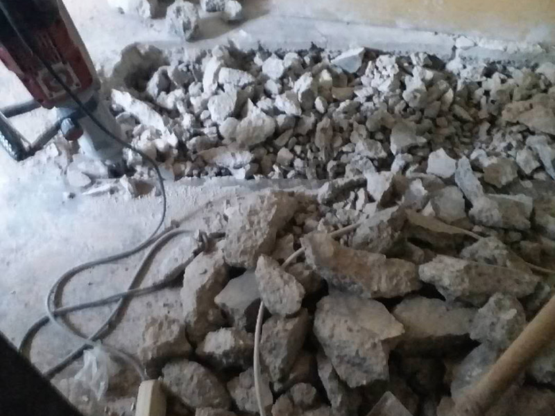 地面開槽建渣處理:1、開槽過程中，不允許出現(xiàn)在承重墻面橫向開槽大于100cm的現(xiàn)象，因為橫向開槽將破壞整樓的承重，使得抗震能力降低而且墻面容易開裂。如果是保溫墻的話，開很長的橫槽有可能會導致開槽上部的保溫層整體脫落。墻面開槽一般都應該是豎向垂直開槽。 　　2、預埋直徑1.6cm的線管墻體開槽的深度不得小于3cm，這樣封槽后刮膩子就不出現(xiàn)墻面不平整的現(xiàn)象了，也避免時間長了因封槽太淺導致墻漆開裂。 　　3、開槽過程中如遇線管90&deg;彎時，應擴大開槽的位置，使線管能呈現(xiàn)出兩個45&deg;彎，以便于施工過程中穿線和日后檢修。 　　4、線槽和線槽的距離不能小于100mm，同一條線槽內(nèi)布線管數(shù)不建議超過6根。 　　5、天花吊燈位移位時，樓板頂面的開槽一定要注意鋼筋位置，打槽的深度約10mm，便于穿黃臘管后并綁膠布布線，嚴禁裸線布設(shè)。