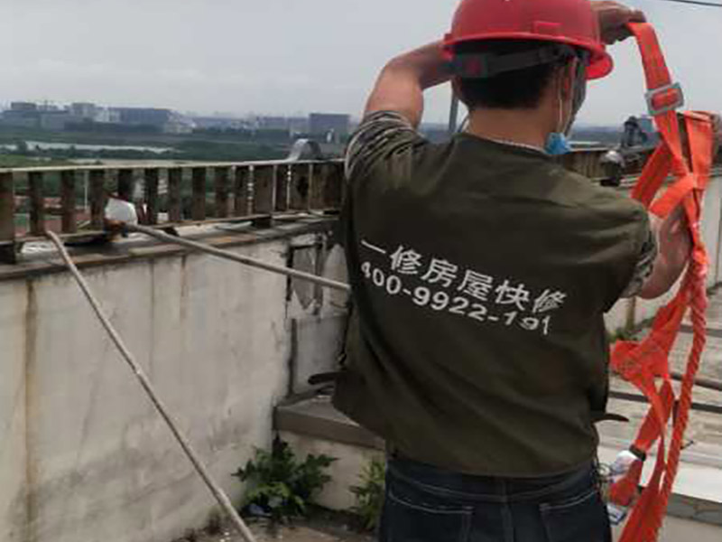 高空外墻防水：(1)窗框與墻體接縫防水密封，先后采用泡沫填縫劑和密封材料進(jìn)行施工。泡沫填縫劑為單組份聚氨酯發(fā)泡填縫材料。密封材料為單組份密封填充防水密封膠。 (2)外墻預(yù)留伸縮縫防水密封，采用單組份密封填充防水密封膠 (3)外墻面洞和較大裂縫防水密封前用噴水槍等工具將待治理的外墻面、伸縮縫、窗框等部位清理干凈，使施工的外墻面及縫、孔、洞部位達(dá)到無油、無塵土、無水泥松散顆粒等雜物。   待其干燥后，將孔、洞、縫用防水密封材料嵌填密實，并達(dá)到與原顏色一致，再用快速堵漏靈和透明防水膠膜進(jìn)行精心施工。