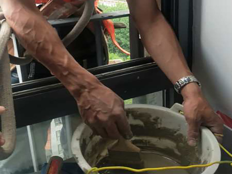 高空外墻防水：(1)窗框與墻體接縫防水密封，先后采用泡沫填縫劑和密封材料進(jìn)行施工。泡沫填縫劑為單組份聚氨酯發(fā)泡填縫材料。密封材料為單組份密封填充防水密封膠。 (2)外墻預(yù)留伸縮縫防水密封，采用單組份密封填充防水密封膠 (3)外墻面洞和較大裂縫防水密封前用噴水槍等工具將待治理的外墻面、伸縮縫、窗框等部位清理干凈，使施工的外墻面及縫、孔、洞部位達(dá)到無油、無塵土、無水泥松散顆粒等雜物。   待其干燥后，將孔、洞、縫用防水密封材料嵌填密實，并達(dá)到與原顏色一致，再用快速堵漏靈和透明防水膠膜進(jìn)行精心施工。