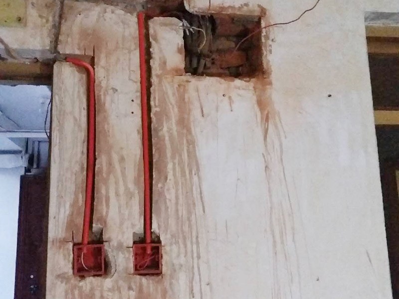 墻面電路開槽：進(jìn)行各種線路移位改造時(shí)，應(yīng)首先確定線路終端插座的位置，并在墻面標(biāo)畫出準(zhǔn)確的位置和尺寸，然后向就近的同類插座引線，引線的方法是:如果插座在墻的上部，在墻面垂直向上開槽，至墻的頂部安裝裝飾角線的安裝線內(nèi)；如果是在墻的下部，垂直向下開槽，至安裝踢腳板的底部。槽深15毫米左右，將電線導(dǎo)線裝入護(hù)線套管，臥入墻面槽內(nèi)，用水泥砂漿抹平，使之固定在墻內(nèi)。如果原插座保留，則重新安裝在原位置上，如果不保留，則應(yīng)用磚塊填堵后，用水泥砂漿抹平。沿地面的導(dǎo)線，在安裝踢腳板時(shí)，臥于踢腳板的底部?jī)?nèi)側(cè)，沿頂角的導(dǎo)線，在安裝裝飾線時(shí)，隱蔽在裝飾角線的內(nèi)部。