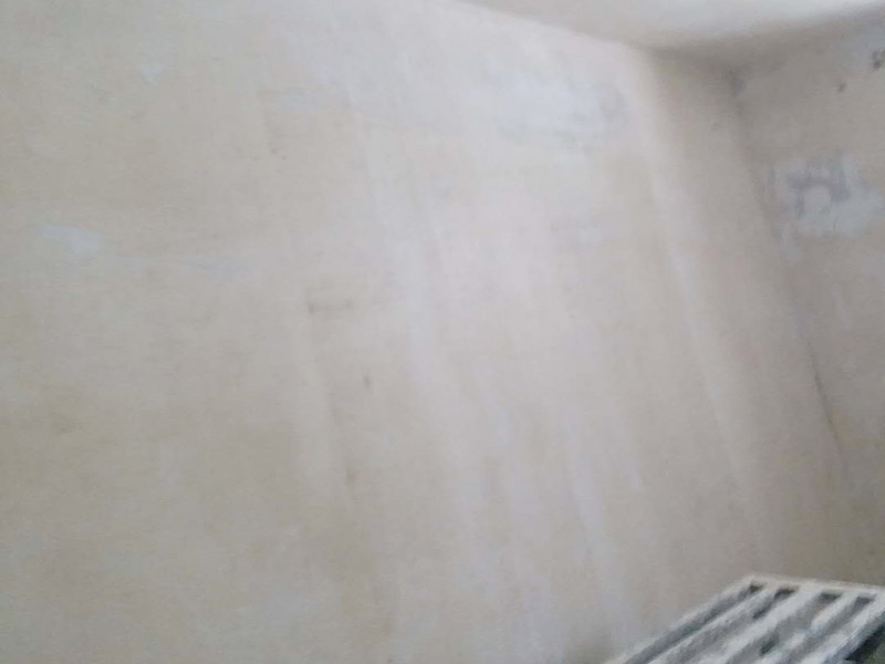 墻面清理翻新：墻面在進(jìn)行刷漆的時(shí)候，把之前粘貼在墻面上的壁紙給拆下，否則壁紙蓋住的地方就會(huì)看不到。用批土刀來修整墻體的表面，有的墻面會(huì)出現(xiàn)污漬、開裂、起泡等現(xiàn)象，都要及時(shí)做處理。底漆一般不用特別來處理的墻面，如果是問題的墻面，那么就要針對(duì)相應(yīng)的墻面問題來選擇專治問題的底漆。墻面涂刷的時(shí)候應(yīng)該先從頂部開始再往下刷，否則會(huì)造成油漆滴落弄花已完成的墻面。