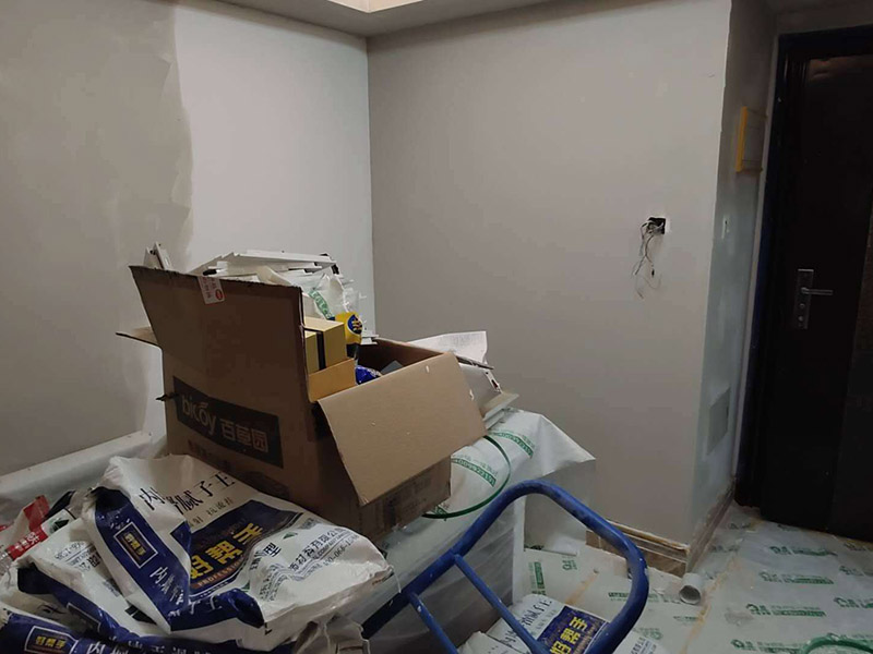 墻面清理翻新：墻面在進(jìn)行刷漆的時(shí)候，把之前粘貼在墻面上的壁紙給拆下，否則壁紙蓋住的地方就會(huì)看不到。用批土刀來修整墻體的表面，有的墻面會(huì)出現(xiàn)污漬、開裂、起泡等現(xiàn)象，都要及時(shí)做處理。底漆一般不用特別來處理的墻面，如果是問題的墻面，那么就要針對(duì)相應(yīng)的墻面問題來選擇專治問題的底漆。墻面涂刷的時(shí)候應(yīng)該先從頂部開始再往下刷，否則會(huì)造成油漆滴落弄花已完成的墻面。