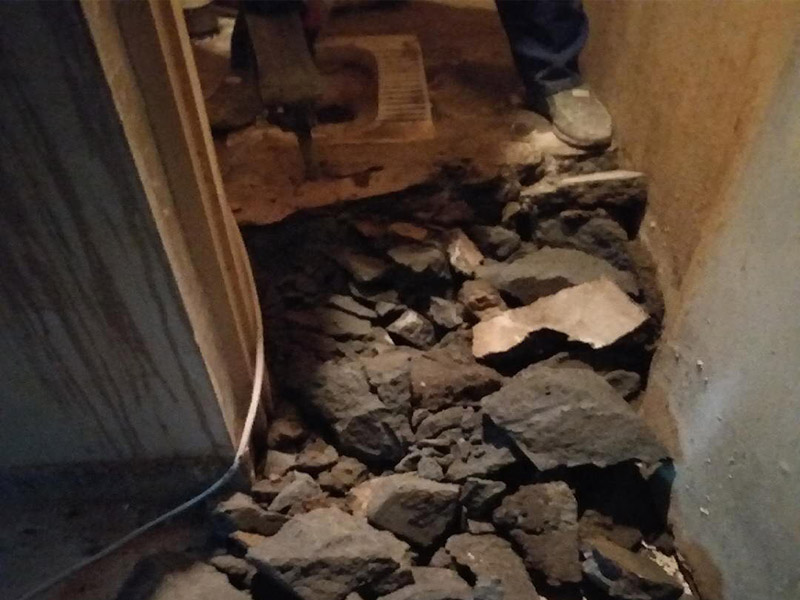 衛(wèi)生間拆除貼磚：用鑿子鑿慢慢鑿，清理起來還是比較快的。將其擊碎輕輕敲擊各面磚，找到一塊背空的，再從其側(cè)面可將各塊瓷磚一一撬下（用扁鏟或扁口的其它硬質(zhì)金屬工具）即可專業(yè)一般都使用電錘，快捷并且拆除的比較干凈。專業(yè)人士用電鏟快，請專業(yè)技術(shù)人員用電鎬清理就比較容易了，記住一定要平頭的。用電錘最快。 首先進(jìn)行地面清掃，不打掃干凈會翹邊、空鼓的;放水平線然后分塊;地面要濕潤進(jìn)行灑水;采用兩種砂漿，打砂漿的基層，一般要進(jìn)行干鋪;地磚是不是出現(xiàn)了空鼓是很重要的;還要在磚底涂抹上漿;鋪貼的時(shí)候要用橡皮錘敲擊，做拉縫、表面清理，對瓷磚進(jìn)行勾縫處理即可。最重要的是保護(hù)好成品，以防造成污染和損傷。