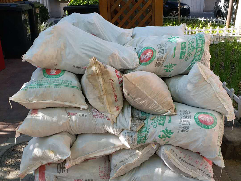 管道更換維修：1.水管安裝后一定要進(jìn)行增壓測(cè)試：增壓測(cè)試一般是在1.5倍水壓的情況下進(jìn)行,在測(cè)試中應(yīng)沒有漏水現(xiàn)象。 2.在沒有加壓條件下的簡(jiǎn)單測(cè)試方法，但不完全可行。 3.水管走向：建議水管走頂最安全。主要是水路改造大部分走暗管，而水。