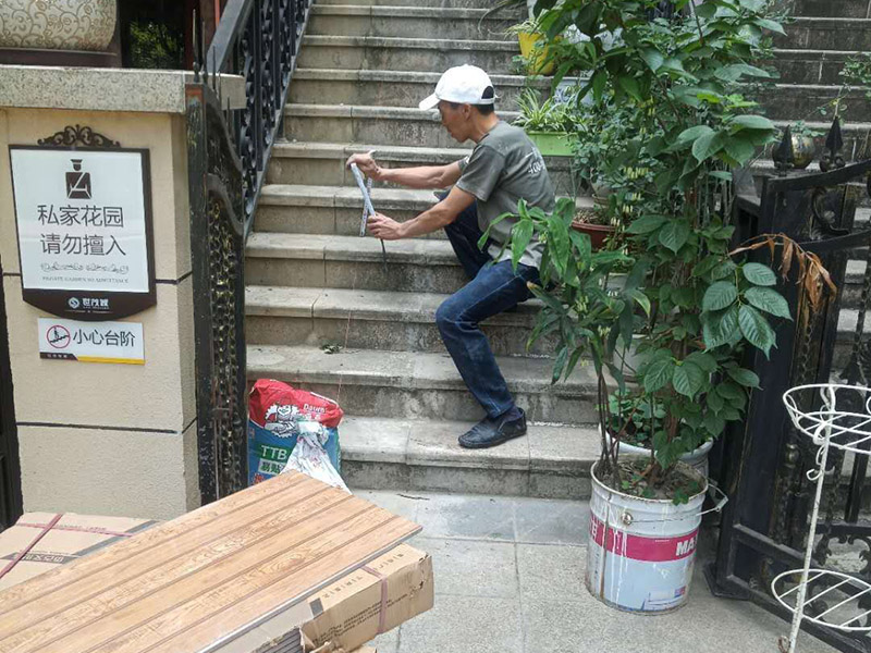 戶外樓梯加花壇：用測量儀器把花壇群中主花壇中心點坐標(biāo)測量到地面上，再把縱橫中軸線上的其他中心點的坐標(biāo)測設(shè)下來，將各中心點連線，即在地面上放出花壇群的縱橫軸線。放線完成后，應(yīng)沿著已有的花壇邊線開挖邊緣石基槽?；鄣拈_挖寬度應(yīng)比邊緣石基礎(chǔ)寬10厘米左右，深度可在12～20厘米之間。槽底土面要整平、夯實，有松軟處要進(jìn)行加固，不得留下不均勻沉降的隱患。在砌基礎(chǔ)之前，槽底還應(yīng)做一個3～5厘米厚的粗砂墊層，用于基礎(chǔ)施工找平。