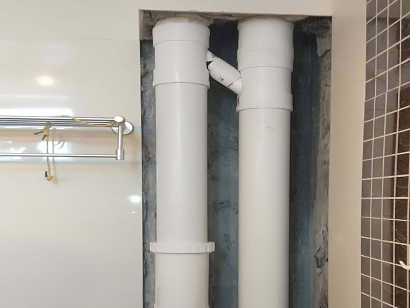 衛(wèi)生間管道維修：在沒有加壓條件下的簡單測試方法，但不完全可行。 關(guān)閉水管總閥。(即水表前面的水管開關(guān)) 打開房間里面的水龍頭20分鐘，確保沒水再滴后關(guān)閉所有的水龍頭。 關(guān)閉馬桶水箱和洗衣機(jī)等具有蓄水功能的設(shè)備進(jìn)水開關(guān)。 打開水管總閥。 打開總閥后20分鐘查看水表是否走動，包括緩慢的走動。如果有走動，即為漏水了。如果沒有走動，可能沒事。(如果水表有問題或水管微滲，有可能難以確定。)所以建議施工完一定要進(jìn)行水壓測試實(shí)驗(yàn)，一般打壓8公斤，時(shí)間20-30分鐘。