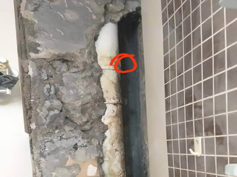 衛(wèi)生間管道維修：在沒有加壓條件下的簡單測試方法，但不完全可行。 關(guān)閉水管總閥。(即水表前面的水管開關(guān)) 打開房間里面的水龍頭20分鐘，確保沒水再滴后關(guān)閉所有的水龍頭。 關(guān)閉馬桶水箱和洗衣機(jī)等具有蓄水功能的設(shè)備進(jìn)水開關(guān)。 打開水管總閥。 打開總閥后20分鐘查看水表是否走動，包括緩慢的走動。如果有走動，即為漏水了。如果沒有走動，可能沒事。(如果水表有問題或水管微滲，有可能難以確定。)所以建議施工完一定要進(jìn)行水壓測試實(shí)驗(yàn)，一般打壓8公斤，時(shí)間20-30分鐘。