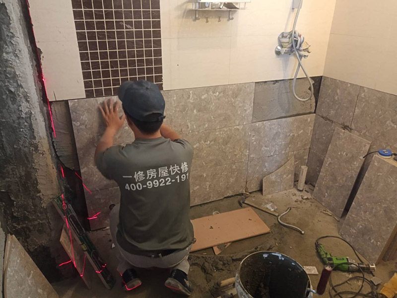 衛(wèi)生間貼磚施工：施工工藝流程; 基層處理--抹底子灰--彈線排磚--侵磚--鑲貼--擦縫--交工驗(yàn)收 用一比三的水泥砂漿打底,打底厚度5~~7mm，待底子灰干六七成干時(shí)候，按圖紙要求，進(jìn)行彈線，排磚。立好皮數(shù)桿，排磚形式有主要兩種直縫和錯(cuò)縫。當(dāng)?shù)孛嬗蟹核臅r(shí)候，注意安排好泛水。侵泡瓷磚，時(shí)間不少于兩個(gè)小時(shí)，陰干通常是3~~5小時(shí)。瓷磚在鑲貼時(shí)候，瓷磚下口坐在八字尺或直尺上。鋪貼的方式有離縫和無縫。鑲貼瓷磚從陽角開始，自下向上貼，瓷磚背面刀灰，貼上用力壓，用鏟刀木柄輕輕敲打，鋪貼時(shí)候砂漿飽滿，缺灰重貼，不得塞灰，貼6~~8塊，用靠尺校正。水管處先鋪周圍整塊磚，后鋪異型磚。最后擦縫。