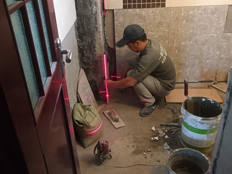 衛(wèi)生間貼磚施工：施工工藝流程; 基層處理--抹底子灰--彈線排磚--侵磚--鑲貼--擦縫--交工驗(yàn)收 用一比三的水泥砂漿打底,打底厚度5~~7mm，待底子灰干六七成干時(shí)候，按圖紙要求，進(jìn)行彈線，排磚。立好皮數(shù)桿，排磚形式有主要兩種直縫和錯(cuò)縫。當(dāng)?shù)孛嬗蟹核臅r(shí)候，注意安排好泛水。侵泡瓷磚，時(shí)間不少于兩個(gè)小時(shí)，陰干通常是3~~5小時(shí)。瓷磚在鑲貼時(shí)候，瓷磚下口坐在八字尺或直尺上。鋪貼的方式有離縫和無縫。鑲貼瓷磚從陽角開始，自下向上貼，瓷磚背面刀灰，貼上用力壓，用鏟刀木柄輕輕敲打，鋪貼時(shí)候砂漿飽滿，缺灰重貼，不得塞灰，貼6~~8塊，用靠尺校正。水管處先鋪周圍整塊磚，后鋪異型磚。最后擦縫。