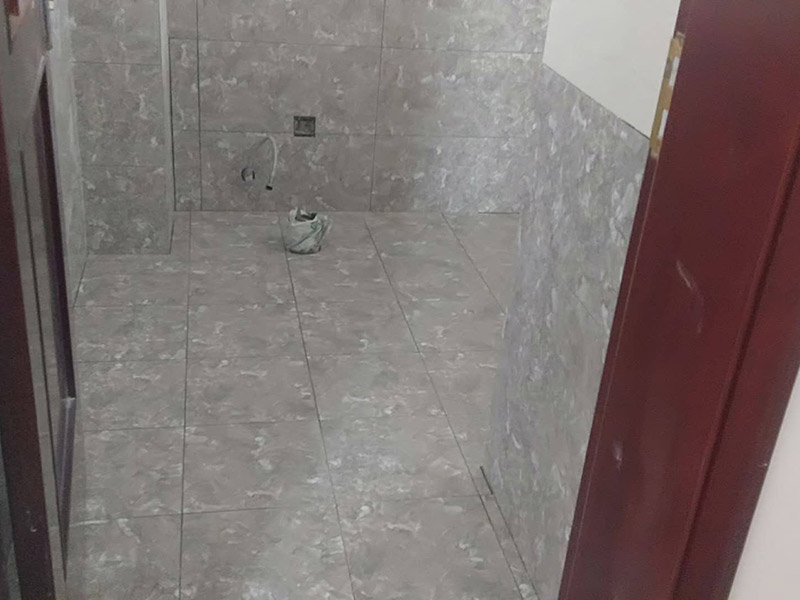 衛(wèi)生間貼磚施工：施工工藝流程; 基層處理--抹底子灰--彈線排磚--侵磚--鑲貼--擦縫--交工驗(yàn)收 用一比三的水泥砂漿打底,打底厚度5~~7mm，待底子灰干六七成干時(shí)候，按圖紙要求，進(jìn)行彈線，排磚。立好皮數(shù)桿，排磚形式有主要兩種直縫和錯(cuò)縫。當(dāng)?shù)孛嬗蟹核臅r(shí)候，注意安排好泛水。侵泡瓷磚，時(shí)間不少于兩個(gè)小時(shí)，陰干通常是3~~5小時(shí)。瓷磚在鑲貼時(shí)候，瓷磚下口坐在八字尺或直尺上。鋪貼的方式有離縫和無縫。鑲貼瓷磚從陽角開始，自下向上貼，瓷磚背面刀灰，貼上用力壓，用鏟刀木柄輕輕敲打，鋪貼時(shí)候砂漿飽滿，缺灰重貼，不得塞灰，貼6~~8塊，用靠尺校正。水管處先鋪周圍整塊磚，后鋪異型磚。最后擦縫。