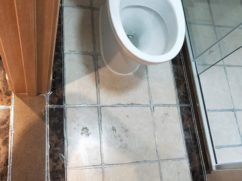 地磚美縫處理:使用用開槽器/平口螺絲刀/勾縫刀，清理瓷磚縫隙內(nèi)灰塵及垃圾，這一步需要力度適中，不要用蠻力，不然可能存在崩壞瓷磚的風(fēng)險(xiǎn)。然后用吸塵器，掃把或者抹布清理干凈。，建議縫隙在1.5到2mm深度合適?？p隙清理干凈后， 擰開管蓋裝上混合管，管頭卡在膠槍的卡口上。裝好混合管后，從下方用美工刀斜切45度角，切記開口要比瓷磚縫隙小，如果本身瓷磚縫隙比較小，可以不用切膠嘴。首先打出30-40CM美縫劑余料，然后沿著瓷磚縫隙開始施工，在施工的時(shí)候一定要美縫劑填充滿瓷磚縫隙，不然后續(xù)可能會(huì)發(fā)生塌陷。瓷磚縫隙打膠