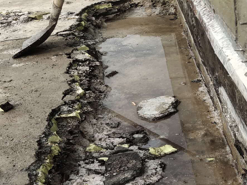 墻壁滲水維修：清理裂縫上及周邊的灰塵等垃圾（可用清潔球等清理），發(fā)現(xiàn)裂縫周邊有松動(dòng)的應(yīng)鑿除，并用水徹底沖刷干凈。 用普通水泥（不用加黃砂，為配合外墻面原有真石漆顏色，可在水泥中適量加入黃粉、哈巴粉等顏料，適量進(jìn)行調(diào)配，盡量接近原有真石漆面層顏色），再加上建筑用881等膠水（不用加水），直接進(jìn)行調(diào)配。(膠水用量不大，盡量使用好些，如使用貼石膏線的，價(jià)格誤差不大)，可根據(jù)天氣溫度等情況來(lái)調(diào)配水泥漿的稠度，填縫的可適當(dāng)稀些。 施工時(shí)應(yīng)先進(jìn)行填縫施工、縫必須灌實(shí)，在縫填實(shí)后需擴(kuò)大縫一邊寬30mm左右，厚約6mm的同材料面層，形成坡比（塌邊）。 在窗角處的裂縫，可把調(diào)配好的水泥漿做成半徑30-50mm的圓弧形，來(lái)增加裂縫處的厚度，同時(shí)有利于排水。 待水泥硬化（干燥后）進(jìn)行防水劑施工，涂刷需2遍，不得有遺漏。