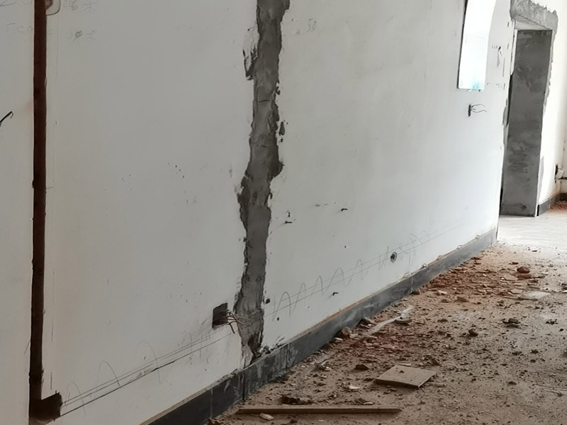 墻壁電路開槽：1.劃線路。根據(jù)要改的方案畫好線路,線路采用橫平豎直的方法規(guī)劃。 2.無齒鋸開槽。根據(jù)線路用無齒鋸開槽,在墻面上切出線路。 3.加水。再需要開槽的墻面上加點水,且在切得過程中一直加水,防止刀片過熱。 4.沖槽。用電錘將切好的墻面沖出溝槽,注意力度與角度,盡量沖的規(guī)整。 5.清理槽。將沖出的溝槽進行清理,將易掉的地方都打下來。