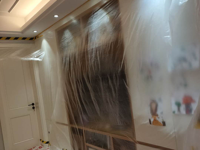 墻面翻新家具成品保護(hù):在墻面翻新前，需要先將舊漆面鏟除干凈，之后在進(jìn)行打磨，將墻面的浮沉雜物都清理干凈。如果墻面有凹凸不平的情況，要先用膩子修補，如果墻面出現(xiàn)空鼓的現(xiàn)象，也要將整面的墻皮進(jìn)行鏟除，在做后續(xù)的處理。基層做完后，需要將施工區(qū)域的家具物件移除，避免在翻新過程中，使家具受到損傷。在刮膩子之前，先用尺子檢測一下墻面的平整度。在施工時，對不平整的地方進(jìn)行多次涂刮，修補好不平整的區(qū)域。一般膩子刮兩遍即可，每次膩子刮完后要進(jìn)行打磨，可以讓墻面更加光滑。膩子干透后，再對墻面進(jìn)行油漆涂刷。底漆要先刷，施工力度要均勻，這樣漆膜厚度也相對一致，然后開始面漆施工。一定要讓漆面自然干透。