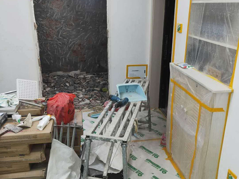 廚房拆除重裝：墻面上應(yīng)該還有些其他東西，比如掛毛巾的架子，放廚具的架子等等。先把這些物品都小心翼翼的拆下來，還原一面光潔的墻面，才好進行拆卸工作。拆卸的時候要先從墻低的第一塊磚開始拆卸，要是直接隨便從上面那一塊拆卸，拆到一半就會擋住下面的瓷磚，讓下面的瓷磚不好拆了。先用垂子敲最下面的那塊磚，把瓷磚敲松動。送動后，再用戴了手套的手把瓷磚拿下來，小心碎了瓷磚不要劃到手了。墻面內(nèi)有些地方會走一些管道，有煤氣管道，有電線管道，水管，網(wǎng)線等等。要注意這些管道，不要把墻里面的管道破壞了，不然拆了瓷磚又惹了新的問題要處理。