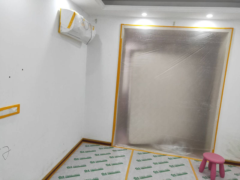 家具地面成品保護(hù)：1、墻地面瓷磚，在鋪貼未干固的情況下，不要急于勾縫，以免人為的造成瓷磚松動、高低不平，影響施工效果。 2、地面瓷磚干固前，不要在上面走動、堆放雜物，以免造成瓷磚松動、高低不平。 3、地面瓷磚鋪貼完后，使用成品保護(hù)膜覆蓋磚面。 既可以防止裝修時的沙子磨傷地面，同時也能有效的防止油漆涂料等有色液體滴落磚面，造成地面污染。