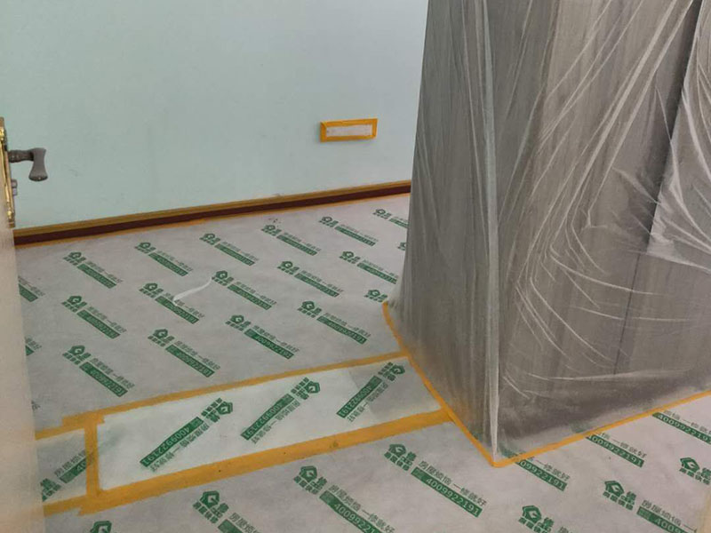 家具地面成品保護(hù)：1、墻地面瓷磚，在鋪貼未干固的情況下，不要急于勾縫，以免人為的造成瓷磚松動、高低不平，影響施工效果。 2、地面瓷磚干固前，不要在上面走動、堆放雜物，以免造成瓷磚松動、高低不平。 3、地面瓷磚鋪貼完后，使用成品保護(hù)膜覆蓋磚面。 既可以防止裝修時的沙子磨傷地面，同時也能有效的防止油漆涂料等有色液體滴落磚面，造成地面污染。