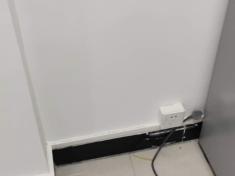 插座開關(guān)明裝布線:首先我們要認識插座的明裝和暗裝，明裝的是安裝底盒在墻體表面暴露出來的，暗裝的是把安裝底盒裝在墻體內(nèi)，表面看不露出部分。根椐底合上的四個固定孔位，在需要安裝的墻面上做好標記，選擇螺絲相同大小的沖擊鉆頭用沖擊鉆在墻上打孔。在孔里打入膨脹螺絲。確定能夠把自攻螺絲牢固的抓住。 用四個自攻螺絲把底盒固定到墻上。