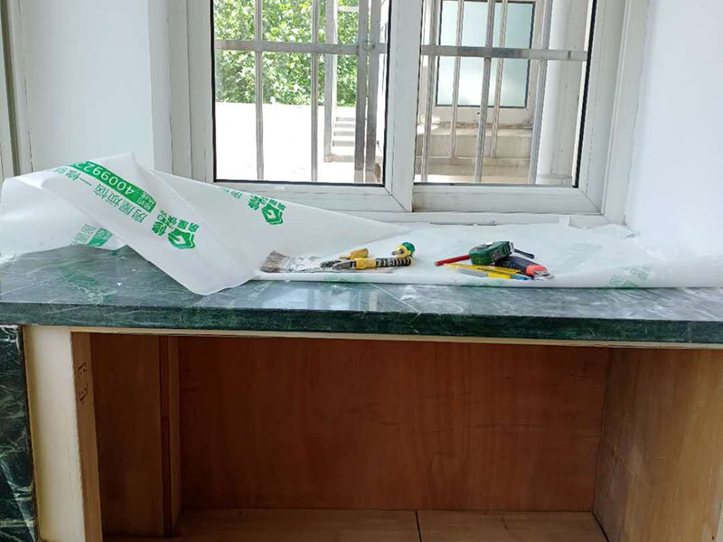 飄窗臺柜體翻新：大家都喜歡購買那種帶有飄窗的臥室裝修，主要是因為可以把飄窗設(shè)計改裝自己理想的圣地。如果我們把飄窗設(shè)計成溫馨的休息室。中午沒事的時候，可以躺到這里的小床上休息片刻。 飄窗柜尺寸就要盡可能的小一點(diǎn)。因為飄窗柜就用來放一些小東西用的，所以說尺寸小的話，不會影響到陽光的射入。當(dāng)休息完以后，在飄窗柜里面拿上自己的工作用品，也就可以出發(fā)去工作了。 飄窗不像普通的窗戶一樣，它一般是矩形或者是向外突的。飄窗的三面都是由玻璃組成的，這樣就給房子帶來了充足的陽光的沐浴，采光比較好，也可以開擴(kuò)人們的視野，讓人們的生活更加的豐富多彩。