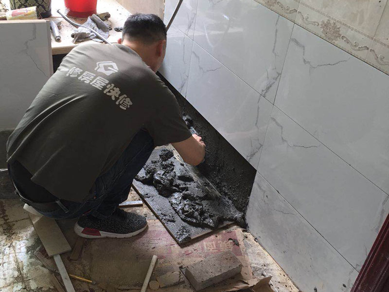 墻面瓷磚局部更換:1、先檢查需要更bai換的瓷磚周圍的瓷磚是否存在空鼓脫du層、是否有暗埋的水電暖管線，如果存在空鼓脫層，建議和開裂的瓷磚一起進行鏟除更換，如果需要更換的瓷磚底下有暗埋的水電管管線，在砸磚的時候應避開該區(qū)域。 2、將需要更換的瓷磚與周圍的瓷磚接縫處的填縫劑采用鏟刀或壁紙刀刮除干凈； 　　3、采用切割機沿需要更換的瓷磚的對角線進行切割，注意不要到瓷磚的四個角（離角10公分左右），然后用錘子從瓷磚的中間砸開，然后用錘子和撬杠逐步從瓷磚的中心部位往四周敲砸瓷磚，直至需要更換的瓷磚全部取下。切割及砸磚的時，需要注意好力度，防止過猛對其他的部位造成損傷。 　　4、將基層部位松動的水泥砂漿渣土清理干凈，如屬于有防水要求的墻面，對該部位涂刷堵漏靈，然后再進行瓷磚的補貼工作。