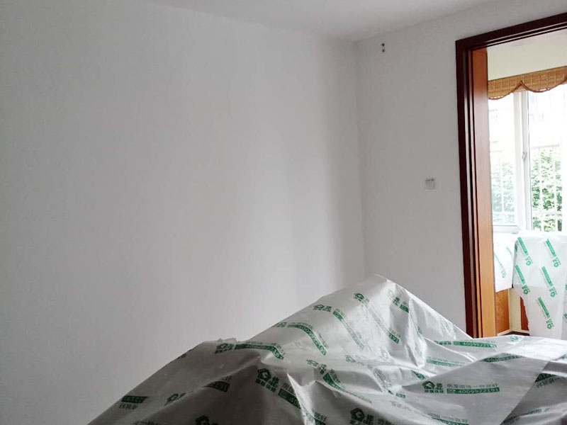 墻面乳膠漆粉刷：在裝修前，施工人員都要提前做好油漆的準(zhǔn)備工作，一般包括油漆涂漆環(huán)境的清理、家具的保護(hù)措施等，比如在門、窗框最好粘貼一層分色紙，木柜、隔板的家具外面最好有一層報(bào)紙包裹著，這樣就可以避免油漆滴落在家具表面被弄臟的情況發(fā)生。在對(duì)油漆施工完后，為了讓墻面保持光滑，我們需要對(duì)墻面進(jìn)行打磨，在墻面打磨的時(shí)候，我們可以用手觸摸墻面，看看墻面是否光滑，然后在用質(zhì)地較松軟的膩?zhàn)舆M(jìn)行再次處理，然后在清掃一遍墻面。施工人員在完成了上述步驟后，業(yè)主就可以驗(yàn)收啦，在驗(yàn)收時(shí)，一定要仔細(xì)檢查墻面以及墻面周圍是否干凈清潔，還有其他的地方是否有油漆的痕跡等。