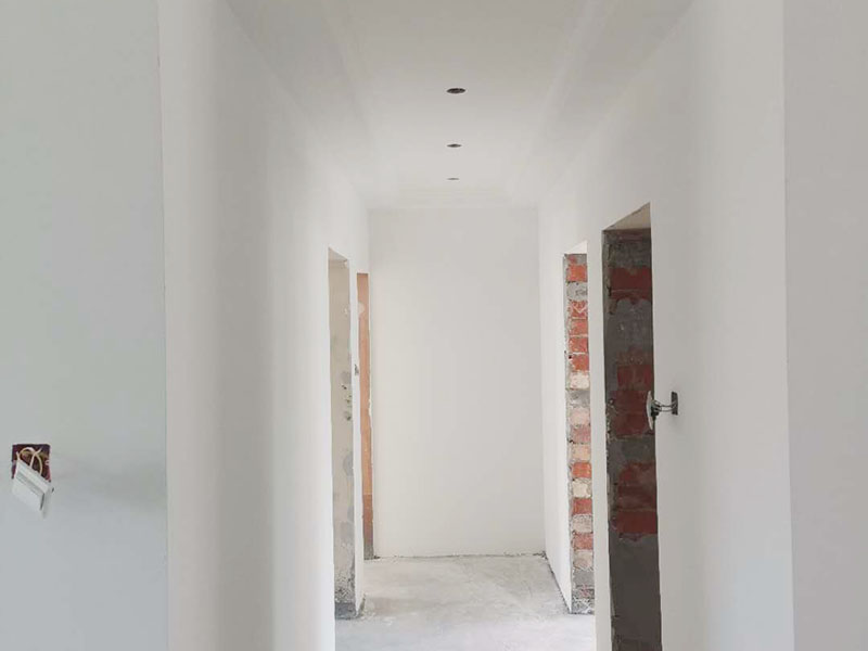 全屋墻面翻新：舊墻的基本處理包括清理舊墻面原有的乳膠漆和膩?zhàn)訉拥溺P除、木裝修、其他表面裝飾物（如壁紙）的拆除，如果只是裝修了一兩年的墻面，墻面的膩?zhàn)涌梢圆挥苗P除，用鋼刷和砂紙打磨墻面后就可以重新涂刷乳膠漆，如果裝修時(shí)間較長的就需要將膩?zhàn)訉隅P除后再進(jìn)行后續(xù)工序。切記舊墻面一定要進(jìn)行處理，不能直接涂刷，粉化嚴(yán)重的墻面要鏟除后，抹上一層白水泥，再進(jìn)行涂刷。 墻面涂刷底漆的作用是抗堿防潮、封固基材、保護(hù)面漆，提高面漆的質(zhì)感和遮蓋力。如果沒有刷底漆就直接上面漆的話，時(shí)間一長墻面就容易起泡、發(fā)霉，經(jīng)陽光長時(shí)間照射也會(huì)發(fā)生墻面變色的情況。 在墻面修補(bǔ)時(shí)，我們要盡量避免色差，因此要注意按照油漆桶的配比、涂刷，最好估算好用量。一次準(zhǔn)備好足夠的量，這樣才能保證墻面顏色的一致，也能避免用量不足重新調(diào)配出的顏色有差異。