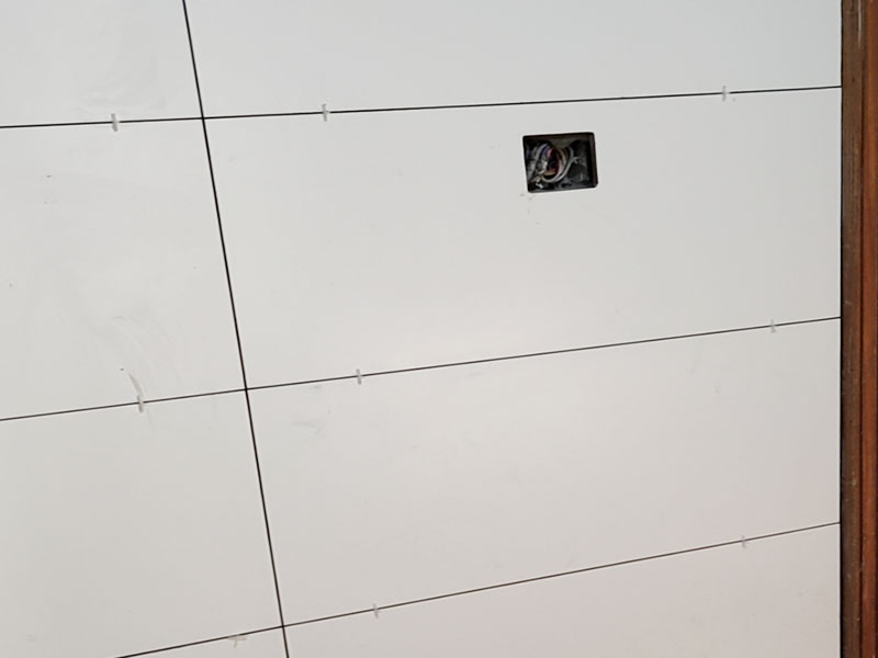 衛(wèi)生間貼磚裝修：衛(wèi)生間墻磚的規(guī)格一定要與鋪貼面積協(xié)調(diào)衛(wèi)生間墻磚的規(guī)格不宜過大,規(guī)格過大的墻磚會給人一種不協(xié)調(diào)的感覺,而小尺寸的墻磚裝飾效果則更好,在一定程度上可以增加衛(wèi)生間的空間感。 在進行衛(wèi)生間墻磚鋪貼之前一定要做好排磚方案鋪貼前一定要做排磚方案,盡量不要出現(xiàn)小于墻磚三分之一的窄列。確須切割,瓷磚經(jīng)過切割后以剩下大于三分之二的為宜。 了解水電布線走向在鋪貼之前一定要記住墻面水管電線的走向,最好將電路、水路的走線圖保存好。而且一定要進行一次閉水、閉電實驗,以免出現(xiàn)漏水、漏電的情況。