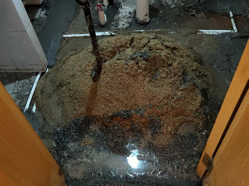 衛(wèi)生間防水找平：在進(jìn)行防水處理之前，一定先找平地面du。找平層施工方法：基面有空隙、裂縫、不平等缺陷的，用水泥砂漿修補(bǔ)抹平。使基面必須堅(jiān)固、平整、干凈、無灰塵、油膩、蠟、脫模劑等以及其他碎屑物質(zhì)。找平層干燥后方可進(jìn)行防水層施工，施工期間應(yīng)防火、防水。防水層完成后，要進(jìn)行成品保護(hù)，不得上人走動。