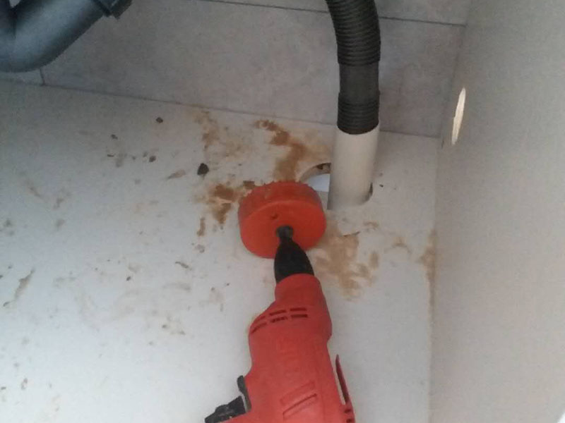 浴室柜下水管安裝：1、在衛(wèi)生間下水管道安裝前，首先要檢查裝修建材水管和相關(guān)連接配件是否有破損、裂紋等現(xiàn)象出現(xiàn)。 2、在衛(wèi)生間下水管道安裝下時(shí)，施工員要預(yù)先考慮好墻磚的厚度。 3、在墻體和地面下都盡可能少用或者是不用連接配件，這樣可以減少滲漏的隱患，并且連接配件的安裝要保證牢固和無滲漏情況。 4、在衛(wèi)生間下水管道安裝時(shí)要考慮家中洗衣機(jī)的用水龍頭安裝位置，下水的布置等，同時(shí)也要注意電源插座的位置是否合適。