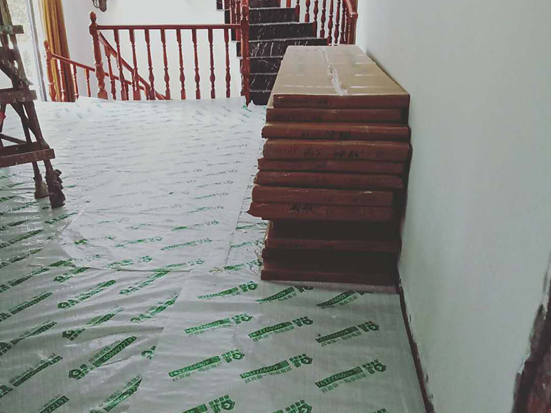 別墅裝修成品保護(hù):1、入戶門扇用公司統(tǒng)一的門貼進(jìn)行全面包裹保護(hù)，用透明膠帶將保護(hù)膜粘貼牢固平整。 2、用標(biāo)準(zhǔn)保護(hù)膜將門框三面保護(hù)完整并固定牢固。 3、工程完工后拆除保護(hù)膜時(shí)如果有粘貼時(shí)的膠痕，應(yīng)用酒精或?qū)Ｓ玫那逦蹌┣宄z痕。 4、用標(biāo)準(zhǔn)保護(hù)膜將室內(nèi)所有外窗固定扇進(jìn)行保護(hù)，字樣朝外且保護(hù)膜上標(biāo)識(shí)或字樣保持橫平豎直，保護(hù)膜鋪貼平整固定牢固。 5、木地板施工前，將地面用吸塵器清理干凈。 6、木地板施工后，用產(chǎn)品自帶的防潮墊或標(biāo)準(zhǔn)保護(hù)在通道鋪貼進(jìn)行保護(hù)。