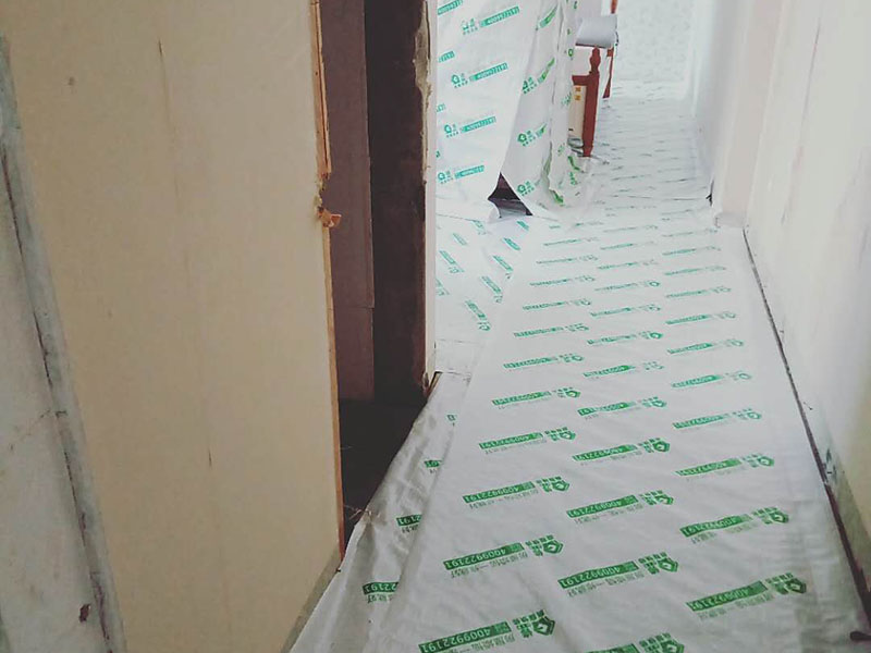 別墅裝修成品保護(hù):1、入戶門扇用公司統(tǒng)一的門貼進(jìn)行全面包裹保護(hù)，用透明膠帶將保護(hù)膜粘貼牢固平整。 2、用標(biāo)準(zhǔn)保護(hù)膜將門框三面保護(hù)完整并固定牢固。 3、工程完工后拆除保護(hù)膜時(shí)如果有粘貼時(shí)的膠痕，應(yīng)用酒精或?qū)Ｓ玫那逦蹌┣宄z痕。 4、用標(biāo)準(zhǔn)保護(hù)膜將室內(nèi)所有外窗固定扇進(jìn)行保護(hù)，字樣朝外且保護(hù)膜上標(biāo)識(shí)或字樣保持橫平豎直，保護(hù)膜鋪貼平整固定牢固。 5、木地板施工前，將地面用吸塵器清理干凈。 6、木地板施工后，用產(chǎn)品自帶的防潮墊或標(biāo)準(zhǔn)保護(hù)在通道鋪貼進(jìn)行保護(hù)。