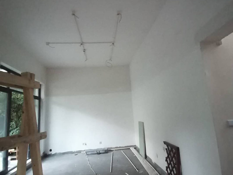 全屋燈具安裝布線：安裝軌道，如果頂部直接為木板或有鐵龍骨可以du直接打釘打眼的，就直接可以把軌道安裝上。定位打好孔后，裝上軌道固定螺絲。 拆開已經(jīng)固定好的軌道頂端的電源保護(hù)蓋，用工具接上電源線，注意安全使用工具。將軌道燈底座的卡頭擰平，對(duì)準(zhǔn)軌道內(nèi)凹槽，將軌道燈底座塞入滑道內(nèi)，稍微用點(diǎn)力，嚴(yán)絲合縫后，擰下卡頭旋轉(zhuǎn)的把手，一定要擰到位固定好后，左右滑動(dòng)一下，看是否固定好。 安裝完畢，打開，根據(jù)投射目標(biāo)的位置，調(diào)整軌道射燈水平及垂直的角度，保證軌道射燈能充分有效地投射被照物。