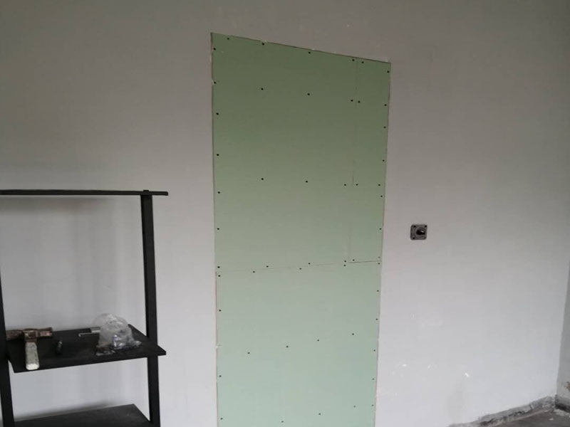 墻面封門(mén)洞維修：用青磚或紅磚進(jìn)行壘墻，外面在抹灰找平批膩?zhàn)犹幚?用木龍骨打框架，石膏板飾面，外面批膩?zhàn)诱移剿⑵岬冗M(jìn)行處理