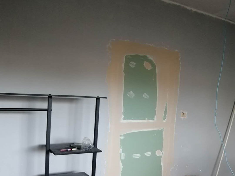 墻面封門(mén)洞維修：用青磚或紅磚進(jìn)行壘墻，外面在抹灰找平批膩?zhàn)犹幚?用木龍骨打框架，石膏板飾面，外面批膩?zhàn)诱移剿⑵岬冗M(jìn)行處理