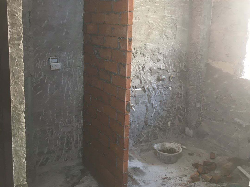 衛(wèi)生間裝修改造:既然是改造，肯定是對衛(wèi)生間的格局或是衛(wèi)浴設(shè)施、地磚、墻磚等地方不滿意，但在改造之前你需要將這些不滿意的地方進(jìn)行拆除，且拆除之后的垃圾也要及時清理，避免阻礙施工進(jìn)程。將不需要或是不滿意的地方進(jìn)行拆除后，留下的成品需要進(jìn)行施工保護，防止磕碰到，還可防止被上面的重物或是棱角碰壞。水電改造可謂是改造衛(wèi)生間的重點，衛(wèi)生間原有的水電路管線往往有許多不合理的布局，所以在改造過程中要對原有的水電路進(jìn)行徹查，看是否存在銹蝕、老化等情況，若有，則需要更換新的電路、水路，如果線路良好，且沒有多大的問題，則只需要添加刪減線路就可以了。同時在改造的時候最好能做到以后維修和保養(yǎng)都比較方便，然后將其做好隱蔽處理。