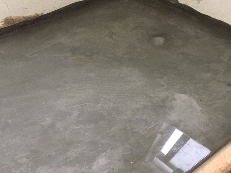 衛(wèi)生間裝修改造:既然是改造，肯定是對衛(wèi)生間的格局或是衛(wèi)浴設(shè)施、地磚、墻磚等地方不滿意，但在改造之前你需要將這些不滿意的地方進(jìn)行拆除，且拆除之后的垃圾也要及時清理，避免阻礙施工進(jìn)程。將不需要或是不滿意的地方進(jìn)行拆除后，留下的成品需要進(jìn)行施工保護，防止磕碰到，還可防止被上面的重物或是棱角碰壞。水電改造可謂是改造衛(wèi)生間的重點，衛(wèi)生間原有的水電路管線往往有許多不合理的布局，所以在改造過程中要對原有的水電路進(jìn)行徹查，看是否存在銹蝕、老化等情況，若有，則需要更換新的電路、水路，如果線路良好，且沒有多大的問題，則只需要添加刪減線路就可以了。同時在改造的時候最好能做到以后維修和保養(yǎng)都比較方便，然后將其做好隱蔽處理。