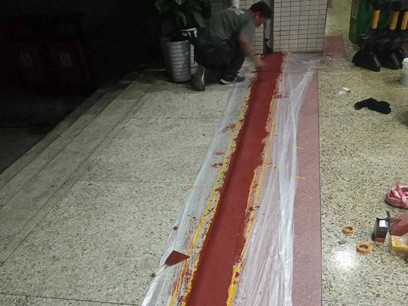 局部門檻修復(fù)：1.用高壓水槍將天然大理石裂紋處的碎石屑、雜質(zhì)沖洗干凈; 2.將基層漿料注射入天然大理石裂紋處,然后刮除多余基層漿料至基層漿料表面低于天然大理石表面1-2mm; 打磨、拋光步驟3)中填充后的表層漿料至與天然大理石表面齊平,然后整體拋光處理即可。