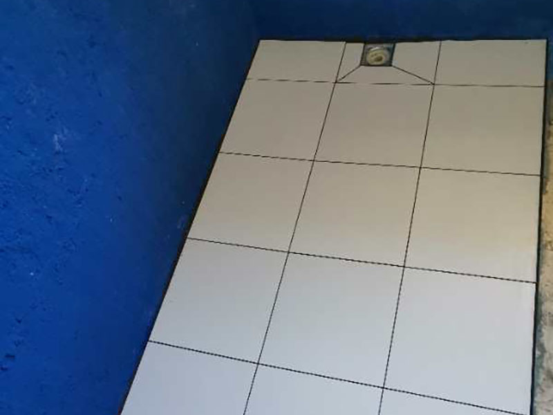 衛(wèi)生間刷防水:首先要進行地面處理，確保地面干凈，沒有任何雜物污染，基層表面堅實，無脫皮等現(xiàn)象，我們還要進行地面找平，保證地面平整，沒有較大的缺陷和補痕。防水涂料要刷全面，與基層結(jié)合牢固，不會出現(xiàn)氣泡，脫落等問題。我們涂刷時，要由下至上，先墻后地涂刷。要在防水層上再鋪一層保護層，保護層要完全覆蓋防水層，與之結(jié)合牢固，不能存在裂紋、氣泡、脫落等問題。在做閉水試驗前，要把衛(wèi)生間所有的下水都堵住，并且在衛(wèi)生間門口做一個簡易25厘米高的門檻，把衛(wèi)生間封好，再往衛(wèi)生間灌入20厘米高的水。24小時之后，衛(wèi)生間的水沒有滲漏，才能算衛(wèi)生間防水工程合格。