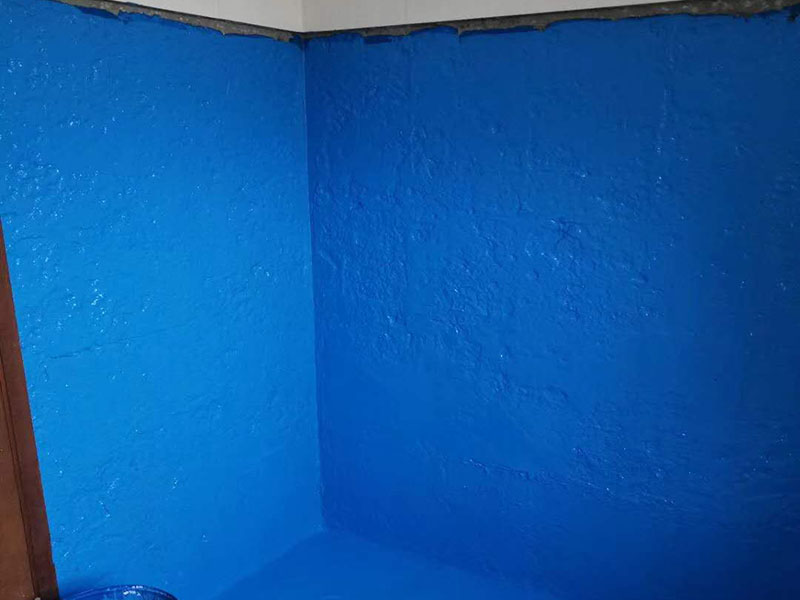 衛(wèi)生間刷防水:首先要進行地面處理，確保地面干凈，沒有任何雜物污染，基層表面堅實，無脫皮等現(xiàn)象，我們還要進行地面找平，保證地面平整，沒有較大的缺陷和補痕。防水涂料要刷全面，與基層結(jié)合牢固，不會出現(xiàn)氣泡，脫落等問題。我們涂刷時，要由下至上，先墻后地涂刷。要在防水層上再鋪一層保護層，保護層要完全覆蓋防水層，與之結(jié)合牢固，不能存在裂紋、氣泡、脫落等問題。在做閉水試驗前，要把衛(wèi)生間所有的下水都堵住，并且在衛(wèi)生間門口做一個簡易25厘米高的門檻，把衛(wèi)生間封好，再往衛(wèi)生間灌入20厘米高的水。24小時之后，衛(wèi)生間的水沒有滲漏，才能算衛(wèi)生間防水工程合格。