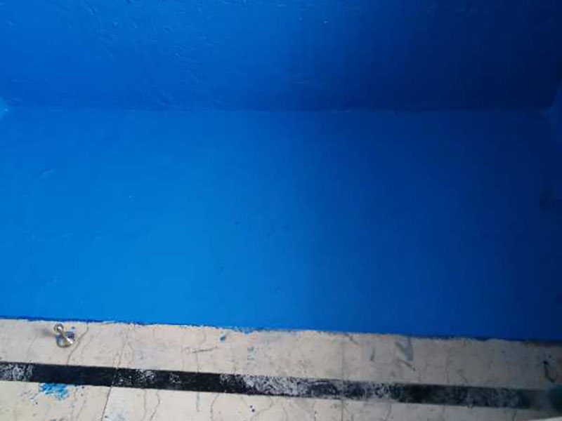 衛(wèi)生間刷防水:首先要進行地面處理，確保地面干凈，沒有任何雜物污染，基層表面堅實，無脫皮等現(xiàn)象，我們還要進行地面找平，保證地面平整，沒有較大的缺陷和補痕。防水涂料要刷全面，與基層結(jié)合牢固，不會出現(xiàn)氣泡，脫落等問題。我們涂刷時，要由下至上，先墻后地涂刷。要在防水層上再鋪一層保護層，保護層要完全覆蓋防水層，與之結(jié)合牢固，不能存在裂紋、氣泡、脫落等問題。在做閉水試驗前，要把衛(wèi)生間所有的下水都堵住，并且在衛(wèi)生間門口做一個簡易25厘米高的門檻，把衛(wèi)生間封好，再往衛(wèi)生間灌入20厘米高的水。24小時之后，衛(wèi)生間的水沒有滲漏，才能算衛(wèi)生間防水工程合格。