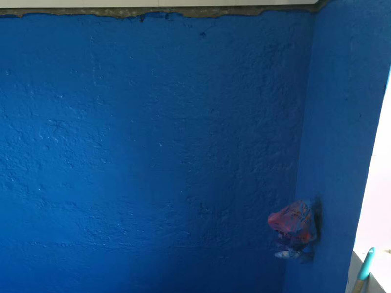 衛(wèi)生間刷防水:首先要進行地面處理，確保地面干凈，沒有任何雜物污染，基層表面堅實，無脫皮等現(xiàn)象，我們還要進行地面找平，保證地面平整，沒有較大的缺陷和補痕。防水涂料要刷全面，與基層結(jié)合牢固，不會出現(xiàn)氣泡，脫落等問題。我們涂刷時，要由下至上，先墻后地涂刷。要在防水層上再鋪一層保護層，保護層要完全覆蓋防水層，與之結(jié)合牢固，不能存在裂紋、氣泡、脫落等問題。在做閉水試驗前，要把衛(wèi)生間所有的下水都堵住，并且在衛(wèi)生間門口做一個簡易25厘米高的門檻，把衛(wèi)生間封好，再往衛(wèi)生間灌入20厘米高的水。24小時之后，衛(wèi)生間的水沒有滲漏，才能算衛(wèi)生間防水工程合格。