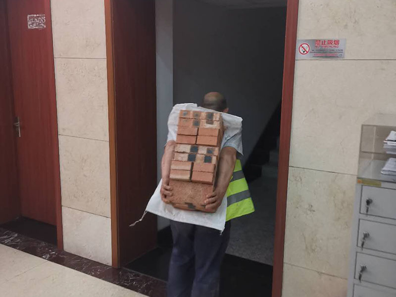 砌磚封門洞:首先準(zhǔn)備好材料，門洞一定要做頂梁，所以鋼筋不能少。沙子要中沙、河沙。水泥注意保質(zhì)期。磚最好用輕質(zhì)磚。一般門洞留90公分，如果門是定制的或特殊門，根據(jù)門的尺寸來定門洞寬度。攪拌好水泥沙后，開始砌墻。要先訂好門洞兩邊的磚的位置，先砌好他們，再在此基礎(chǔ)上砌就很快了。砌到2米的高度（特殊門根據(jù)尺寸特定），門洞要收口，需要做門洞梁。用水泥澆灌梁，中間鋼筋做骨。做好門洞梁后，繼續(xù)上面砌磚，做好整面墻。