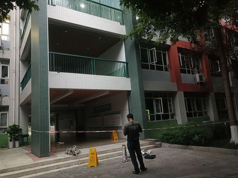 外墻欄桿瓷磚修補(bǔ)：把需要修補(bǔ)的瓷磚或者其他陶瓷產(chǎn)品清洗干凈，把里面的油污、粉塵等污染物清洗干凈。選擇與瓷磚顏色相近的瓷磚修補(bǔ)劑，A、B組份按照1:1的比例取出，放入平面或者容器里面充分混合攪拌均勻，然后靜置幾分鐘。把美紋紙貼在需要修補(bǔ)的部位邊緣處，以防止瓷磚修補(bǔ)劑弄到其他部位攪拌均勻后的瓷磚修補(bǔ)劑可操作時(shí)間大概為30分鐘，30分鐘內(nèi)用刮片將瓷磚修補(bǔ)劑均勻的涂抹在破損的部位，用刮片把表面的瓷磚修補(bǔ)劑刮平，然后撕掉周圍的美紋紙。