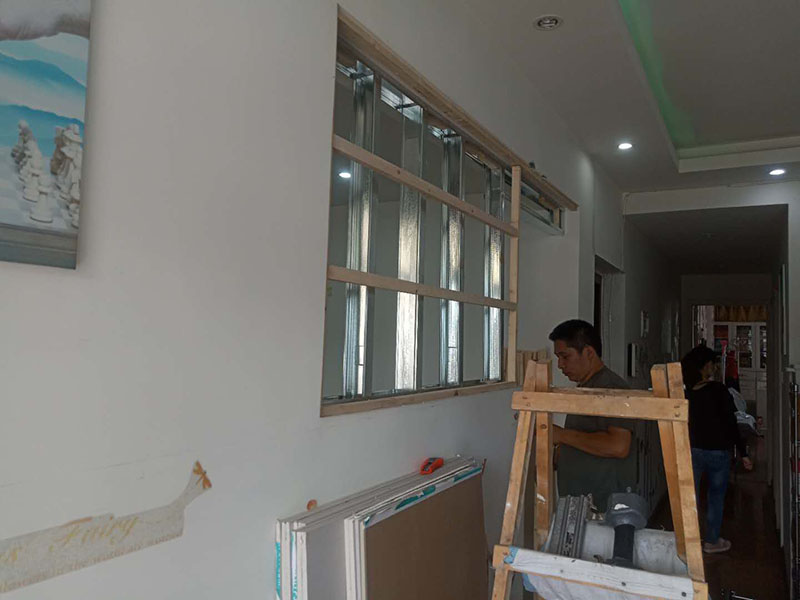 客廳隔斷安裝：注意龍骨架的穩(wěn)固，一般要加設(shè)龍骨架，滿足重物的需求，在龍骨架固定前要涂刷防火防腐涂料，一是為了防火防腐，二是為了完全遮掩龍骨；木方花格隔斷端部的石膏板與周圍的墻體或者是柱子應(yīng)留3-5mm的槽口，施工時先在槽口處加注嵌縫膏，然后鋪板，擠壓嵌縫膏使其和鄰近表層緊緊接觸，以防出現(xiàn)后期的不密合現(xiàn)象。