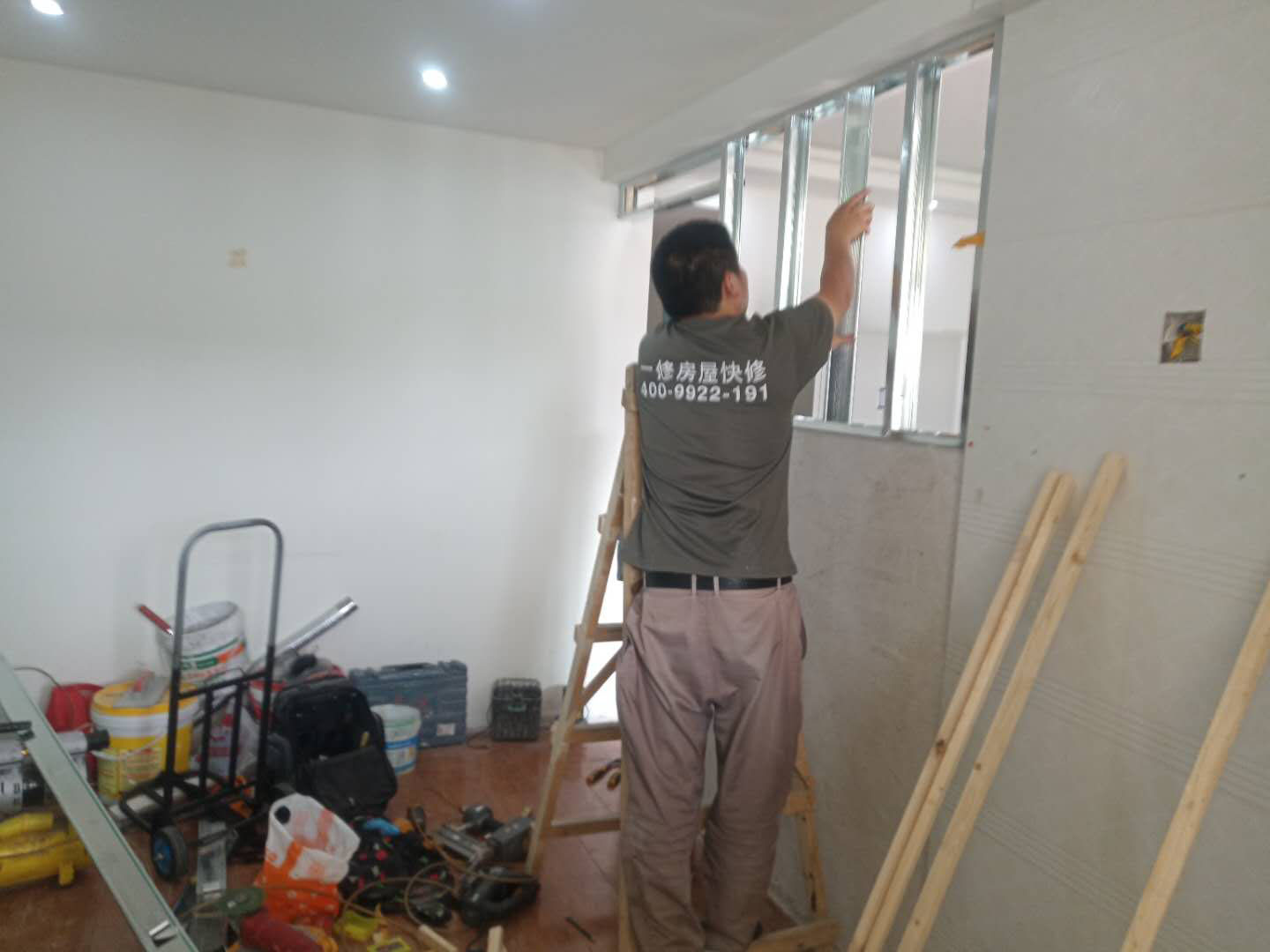 客廳隔斷安裝：注意龍骨架的穩(wěn)固，一般要加設(shè)龍骨架，滿足重物的需求，在龍骨架固定前要涂刷防火防腐涂料，一是為了防火防腐，二是為了完全遮掩龍骨；木方花格隔斷端部的石膏板與周圍的墻體或者是柱子應(yīng)留3-5mm的槽口，施工時先在槽口處加注嵌縫膏，然后鋪板，擠壓嵌縫膏使其和鄰近表層緊緊接觸，以防出現(xiàn)后期的不密合現(xiàn)象。