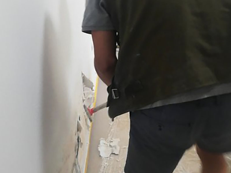 墻面脫皮翻新：先用鏟子把墻面因潮濕起皮的墻面至水泥層，清理施工面污物，粉塵等，保持干凈干燥。之后用隔離劑涂刷于水泥面2-3遍，每遍間隔3小時(shí)左右，隔離劑可以起到防潮防堿的效果，防止后續(xù)再出現(xiàn)潮濕起堿問題。隔天干后使用耐水膩?zhàn)痈喟褖γ嫘扪a(bǔ)完整，4-6小時(shí)表干后，用砂紙把墻面打磨平整。待隔天膩?zhàn)痈喔珊?，清理表面粉塵，涂刷乳膠漆2-3遍，每遍間隔3小時(shí)左右，涂刷乳膠漆是為了使墻面平整，美白，沒有粉塵效果。