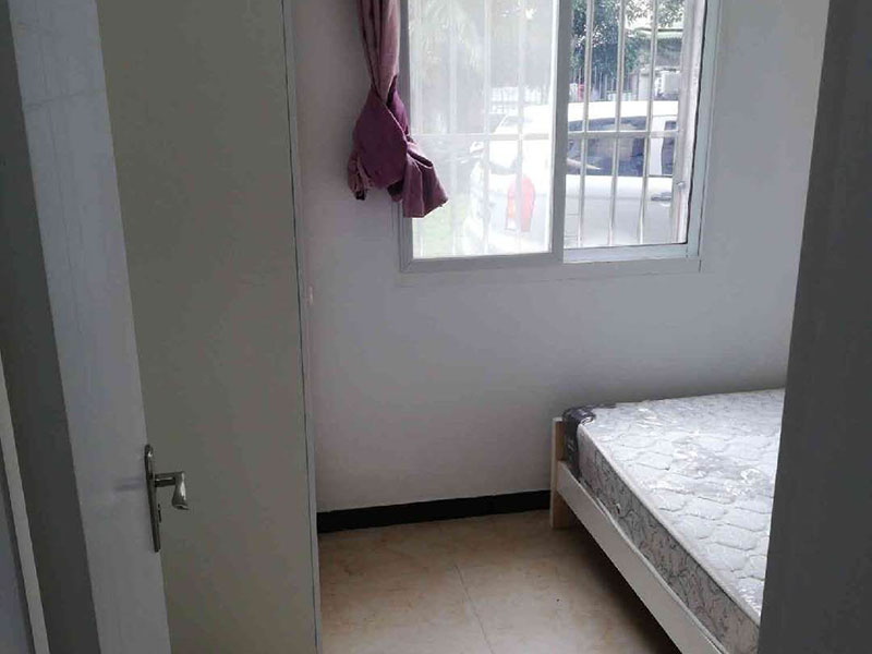 墻面脫皮翻新：先用鏟子把墻面因潮濕起皮的墻面至水泥層，清理施工面污物，粉塵等，保持干凈干燥。之后用隔離劑涂刷于水泥面2-3遍，每遍間隔3小時(shí)左右，隔離劑可以起到防潮防堿的效果，防止后續(xù)再出現(xiàn)潮濕起堿問題。隔天干后使用耐水膩?zhàn)痈喟褖γ嫘扪a(bǔ)完整，4-6小時(shí)表干后，用砂紙把墻面打磨平整。待隔天膩?zhàn)痈喔珊?，清理表面粉塵，涂刷乳膠漆2-3遍，每遍間隔3小時(shí)左右，涂刷乳膠漆是為了使墻面平整，美白，沒有粉塵效果。